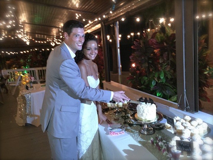 paradise-cove-wedding-cake-cutting