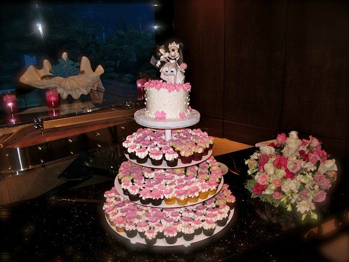 living-seas-vip-lounge-wedding-cake