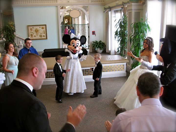 walt-disney-world-ariels-wedding-minnie-mouse