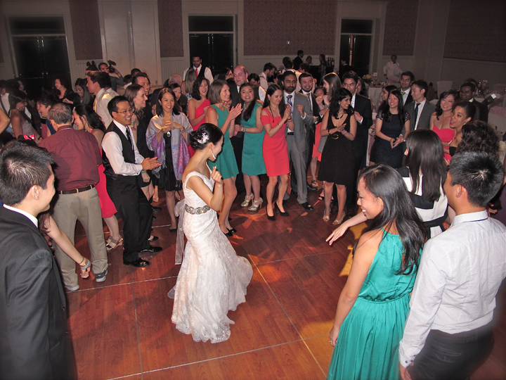 disneys-boardwalk-wedding-brides-dance