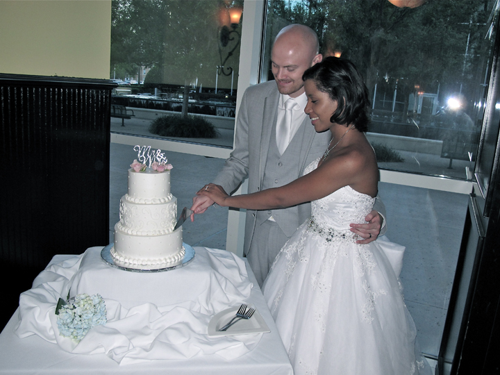 downtown-orlando-310-lakeside-wedding-cake-cutting