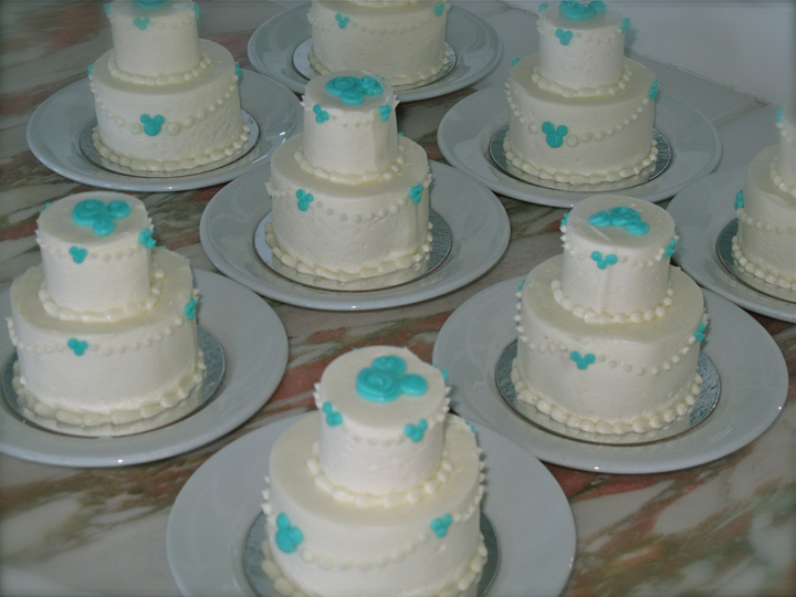 disneys-boardwalk-the-attic-wedding-mini-cakes