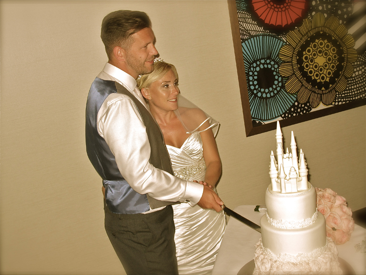 contemporary-resort-napa-room-wedding-cake-cutting