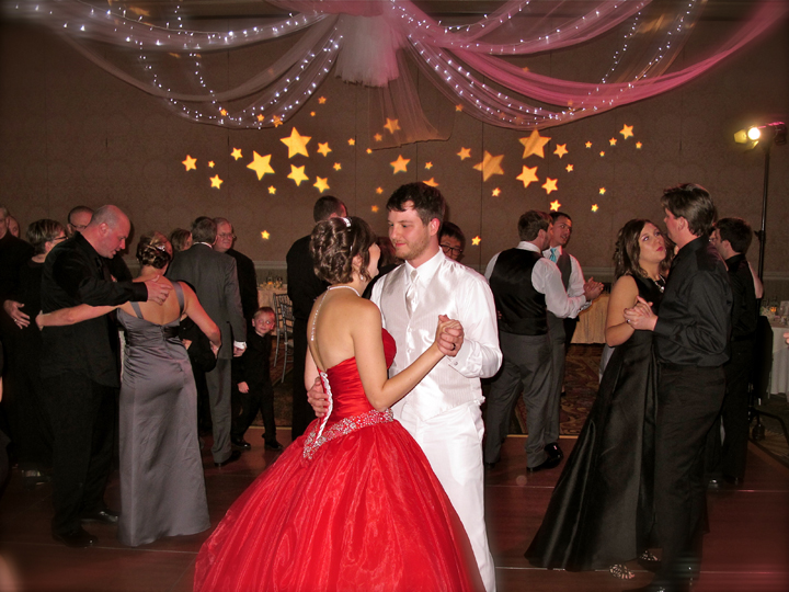 grand-floridian-disney-wedding-guests-dancing
