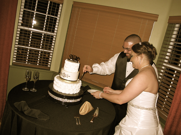 longwood-community-building-wedding-cake-cutting