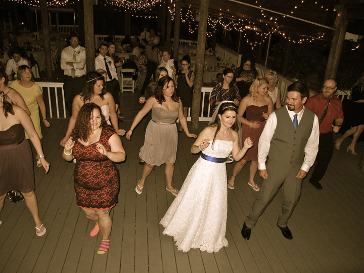lake-buena-vista-paradise-cove-wedding-guests-dancing