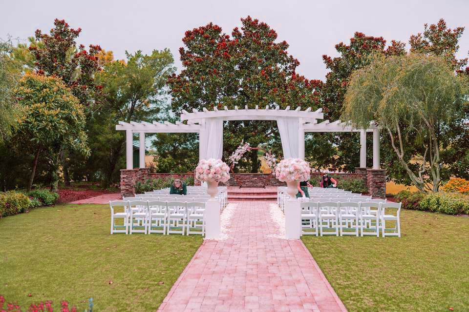 The Garden setting of the Royal Crest Room Wedding Venue is lush and secluded.